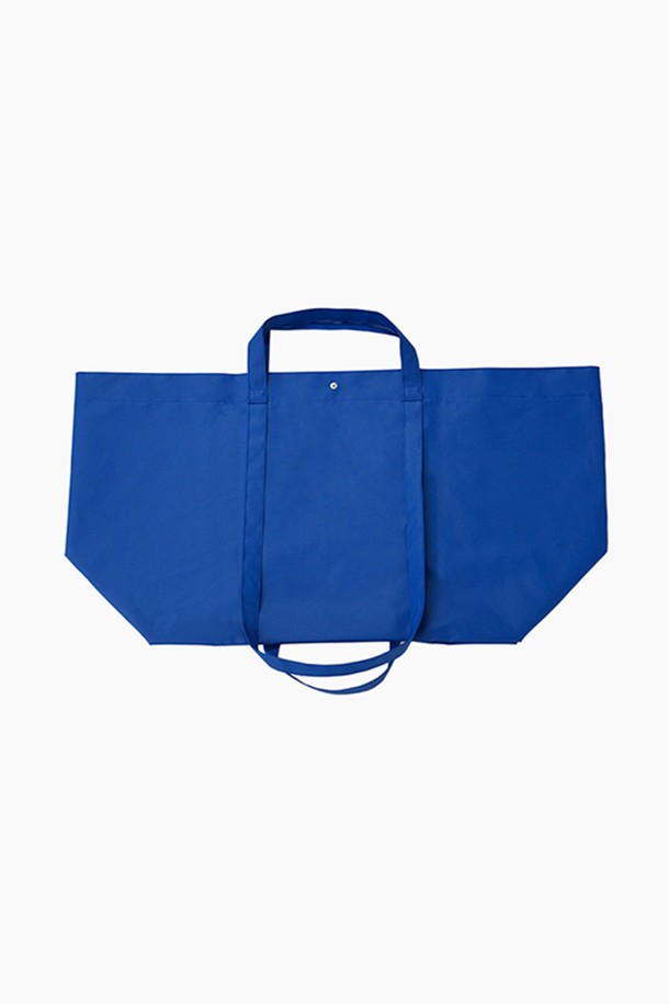 BB 레인지 X 토트백 L (바이탈리티 블루)는 남성을 위한 라지 사이즈 토트백입니다. 방수 기능과 넉넉한 수납 공간을 갖춰 여행이나 일상, 아웃도어 활동에 적합합니다. 바이탈리티 블루 컬러에 로고 패턴이 돋보이며, 캐주얼, 미니멀, 고프코어 스타일을 아우릅니다. 반응형 구조와 다용도 수납이 가능하며, 오픈형 잠금 방식으로 편리함을 더했습니다. 여행룩, 휴가룩에 매치하여 스타일리시함을 더해보세요.
