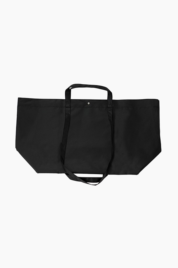 BB 레인지 X 토트백 L (애쉬 블랙)은 미니멀하고 시크한 스타일을 추구하는 남성을 위한 라지 사이즈 토트백입니다. 블랙 컬러의 무지 디자인으로, 여행룩이나 출근룩 등 다양한 TPO에 활용하기 좋습니다. 튼튼한 폴리에스테르와 TPU 소재를 사용하여, 생활 방수 기능을 갖춘 동시에 DrycoatexTM TPU 코팅으로 내구성을 높였습니다. 사각 형태의 대용량 가방으로, 일상 및 여행 시 넉넉한 수납공간을 제공합니다. 오픈형 잠금 방식으로 편리하게 물건을 넣고 꺼낼 수 있습니다.
