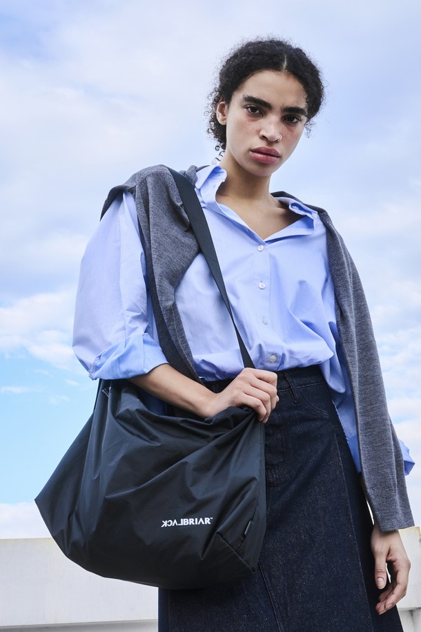 라이트 크로스백 라지 [애쉬블랙]는 미니멀, 캐주얼, 시크 스타일을 추구하는 남성분들을 위한 가방입니다. 넉넉한 수납 공간을 제공하는 라지 사이즈에, 방수 기능과 가벼운 무게(330g)로 제작되어 일상 및 출근룩, 여행룩에 적합합니다. 폴리에스테르 소재의 무지 디자인에 클립형 잠금 방식으로 편리함을 더했습니다. 애쉬블랙 컬러는 어떤 스타일에도 자연스럽게 어울리며, 사이즈 조절이 가능하여 실용성을 높였습니다. 심플하면서도 세련된 디자인으로 데일리 크로스백을 찾는 분들께 추천합니다.
