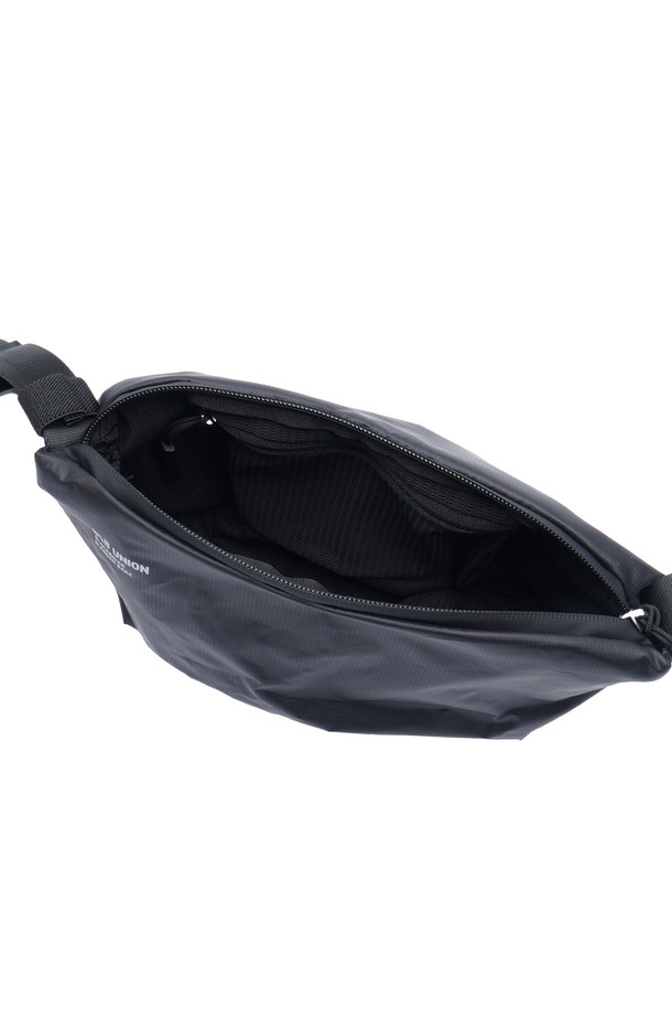 애쉬블랙 컬러의 라이트 크로스백 스몰입니다. 가볍고 튼튼한 폴리에스테르 소재로 제작되어 일상생활에서 편안하게 사용할 수 있습니다. 미니멀하고 캐주얼한 스타일에 잘 어울리며, 사각형 디자인과 지퍼형 잠금 방식으로 실용성을 더했습니다. 남성 고객을 위한 제품으로, 무지 디자인으로 어떤 스타일에도 쉽게 매치할 수 있습니다. 가벼운 소지품을 간편하게 수납하기에 좋습니다.
