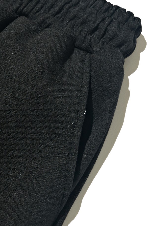 **스트릿 컴포트 스웨트팬츠 (블랙)**는 일상, 스포츠 활동에 모두 적합한 공용 스웨트팬츠입니다. 부드러운 면 소재로 제작되어 편안한 촉감을 제공하며, 봄, 여름, 가을 시즌에 활용하기 좋습니다. 루즈핏과 릴랙스핏으로 편안함을 더했으며, 밴딩 허리와 스트링 디테일, 지퍼 포켓으로 실용성을 높였습니다. 무지 디자인의 블랙 컬러로 어떤 스타일에도 쉽게 매치할 수 있으며, 캐주얼, 스포티, 스트릿 무드를 연출할 수 있습니다. 숏 기장으로 활동성을 높인 제품입니다.
