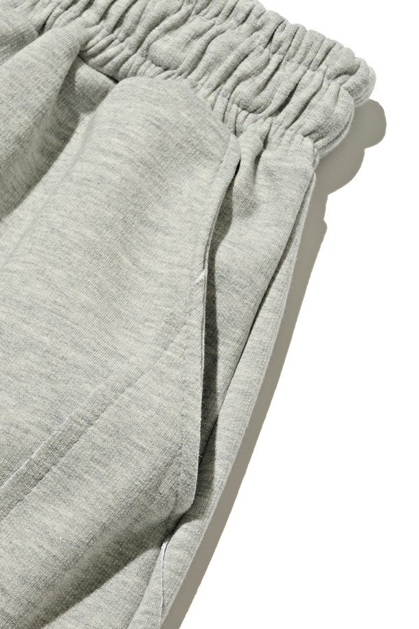 그레이 컬러의 스트릿 컴포트 스웨트팬츠입니다. 면 소재로 제작되어 뻣뻣한 촉감과 루즈핏을 선사하며, 와이드한 바지핏으로 편안함을 강조합니다. 허리 밴딩 처리로 활동성을 높였으며, 앞면 시임 디테일이 돋보입니다. 무지 디자인으로 어떤 스타일에도 쉽게 매치할 수 있으며, 넉넉한 다리통과 형태 유지력으로 편안함과 스타일을 동시에 잡았습니다. 일상, 집콕, 산책 등 다양한 TPO에 활용할 수 있는 캐주얼하고 스트릿한 무드의 스웨트팬츠입니다.
