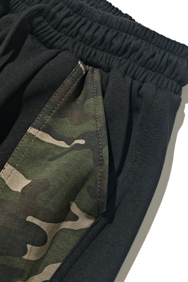 카모 포인트 커브드 스웨트팬츠 (블랙)는 스트릿, 캐주얼, 고프코어 스타일을 아우르는 매력적인 스웨트팬츠입니다. 부드러운 면 소재로 제작되어 편안한 착용감을 선사하며, 일상복으로 활용하기 좋습니다. 루즈핏으로 활동성을 높였으며, 커브드 라인 실루엣이 독특한 스타일을 연출합니다. 밑단 스트링 디테일과 허리 밴딩 처리로 편안함과 스타일리시함을 동시에 잡았습니다. 봄, 가을 시즌 동네 마실룩이나 캠핑룩에 활용하여 개성 있는 스타일을 완성해보세요.
