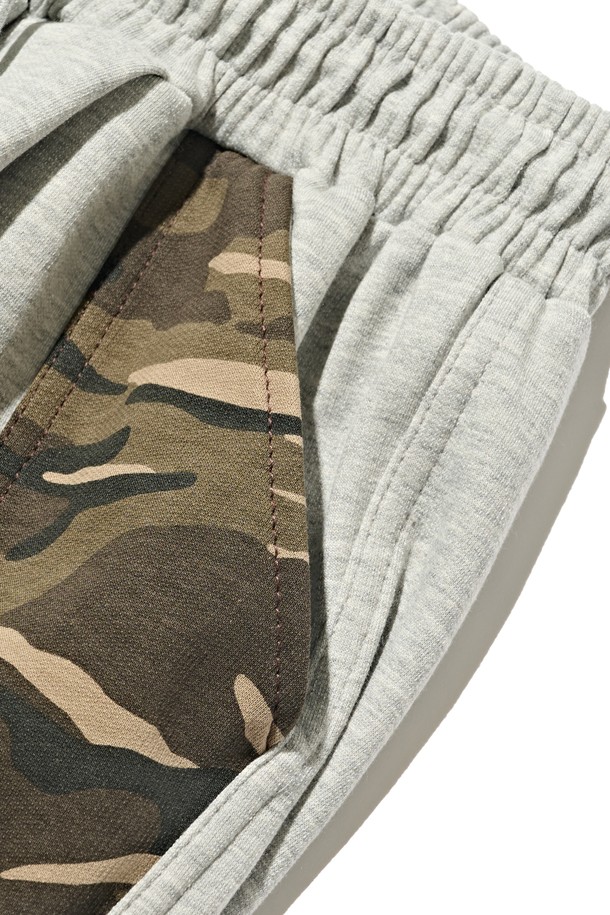 카모 포인트 커브드 스웨트팬츠 (그레이)는 부드러운 면 소재로 제작되어 편안한 착용감을 선사합니다. 릴랙스핏과 루즈핏으로 디자인되어 활동성이 뛰어나며, 일상, 산책, 여행 등 다양한 상황에서 활용하기 좋습니다. 톤온톤 카모 패턴이 측면에 은은하게 들어가 캐주얼하면서도 스포티한 스타일을 연출합니다. 허리 밴딩 처리로 편안함을 더했으며, 봄, 가을, 겨울 시즌에 두께감 있게 착용할 수 있습니다.
