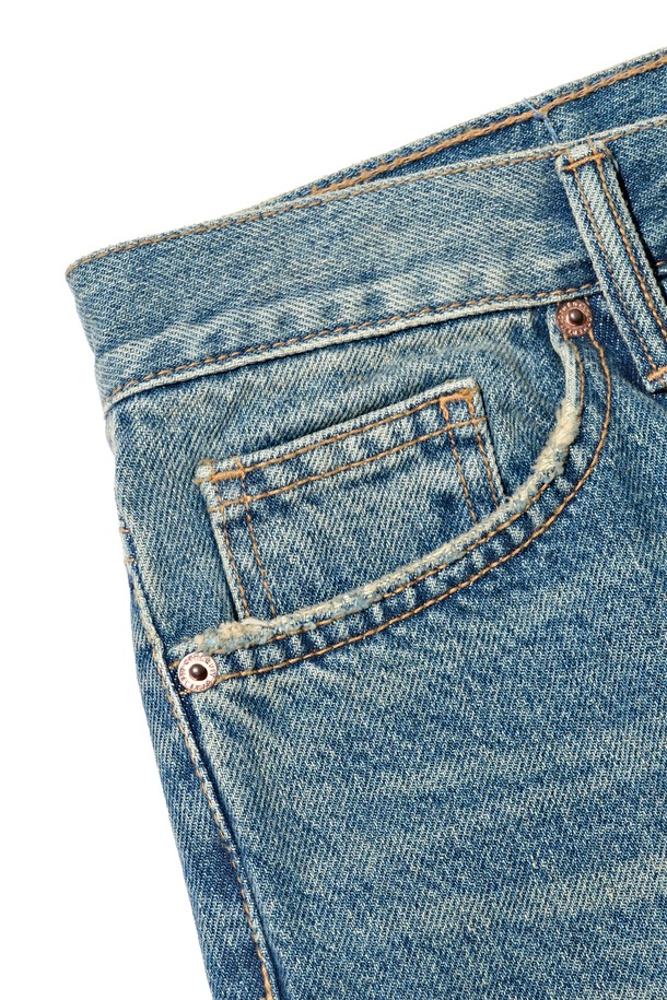 뉴트로 무드의 세미 와이드 데님 팬츠입니다. 톤 다운된 중청 컬러로 빈티지하면서도 세련된 느낌을 줍니다. 봄, 여름, 가을 시즌에 활용하기 좋으며, 뻣뻣한 데님 소재 특유의 클래식한 디자인이 특징입니다. 캐주얼, 레트로 스타일을 즐겨 입는 분들께 추천하며, 세미 와이드 핏으로 편안한 착용감을 선사합니다. 무지 디자인으로 다양한 상의와 매치하기 용이합니다.
