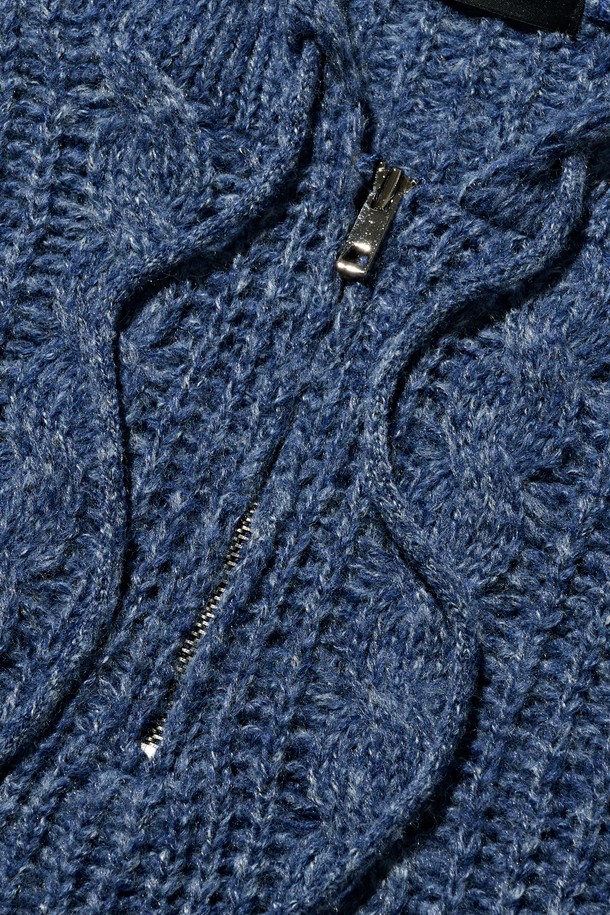 네이비 컬러의 케이블 웨이트 후드 니트 반집업입니다. 울 소재로 제작되어 부드러운 촉감과 두꺼운 두께감으로 가을, 겨울 시즌 따뜻하게 착용할 수 있습니다. 베이직하고 캐주얼한 스타일로, 레귤러핏과 긴 소매 기장, 후드와 반집업 네크라인 디자인이 특징입니다. 케이블 패턴이 돋보이며, 웨이트 디테일로 포인트를 더했습니다. 출근룩과 모임룩, 캐주얼, 클래식, 미니멀 스타일 모두 소화 가능한 활용도 높은 아이템입니다.
