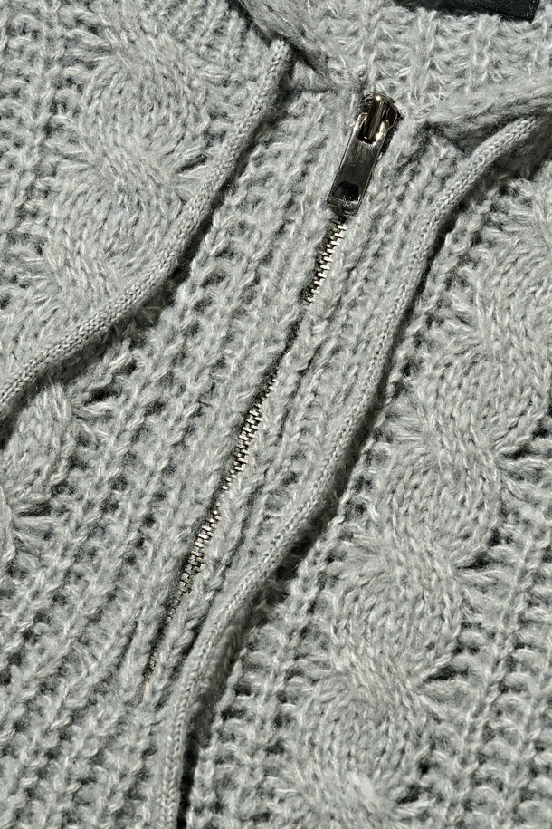 부드러운 울 소재의 케이블 웨이트 후드 니트반집업 (그레이)입니다. 포근한 두께감과 루즈핏으로 편안한 착용감을 선사하며, 가을과 겨울에 따뜻하게 입을 수 있습니다. 후드와 반집업 디자인으로 캐주얼하면서도 베이직한 스타일을 연출하며, 집콕룩이나 산책룩으로 활용하기 좋습니다. 케이블 패턴이 돋보이는 디자인으로, 미니멀하고 클래식한 스타일을 선호하는 여성분들께 추천합니다. 
