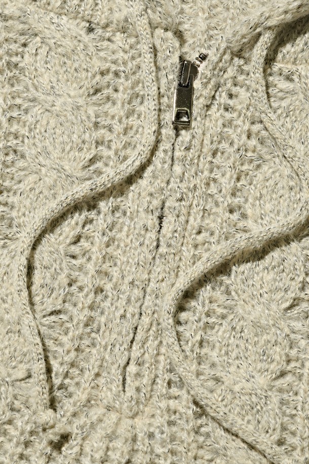 포근한 울 소재의 케이블 웨이트 후드 니트반집업입니다. 베이직하면서도 캐주얼한 무드로, 가을과 겨울 시즌 데일리하게 활용하기 좋습니다. 루즈핏으로 편안한 착용감을 선사하며, 후드와 반집업 디자인으로 보온성을 높였습니다. 두꺼운 두께감과 부드러운 촉감, 케이블 패턴이 돋보이는 디자인으로, 다양한 스타일을 연출할 수 있습니다. 여성스러운 분위기를 더해주는 베이지 컬러로, 어떤 하의와도 매치하기 용이합니다.
