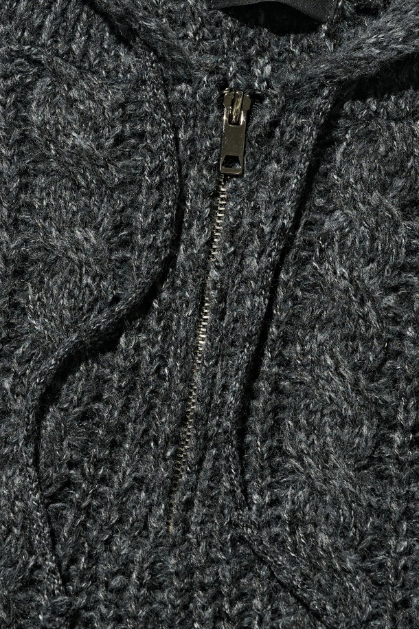 차콜 색상의 케이블 웨이트 후드 니트 반집업입니다. 부드러운 울 소재로 제작되어 가을, 겨울철 따뜻하게 착용할 수 있습니다. 루즈핏 크롭 기장으로 캐주얼하면서도 베이직한 스타일을 연출하며, 후드 디자인과 반집업 여밈 방식으로 편안함을 더했습니다. 케이블 패턴과 웨이트 디테일이 돋보이며, 집콕룩이나 산책룩 등 다양한 TPO에 활용 가능합니다. 미니멀, 캐주얼, 클래식 스타일을 즐기는 분들께 추천합니다.
