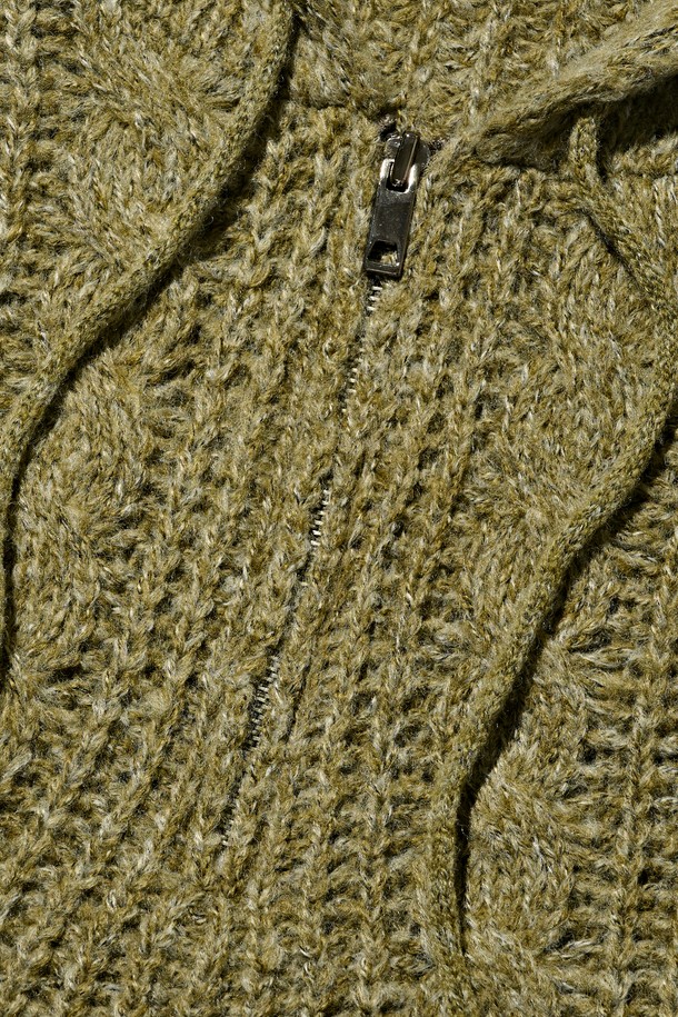 따뜻함과 스타일을 모두 갖춘 케이블 웨이트 후드 니트 반집업 (카키)입니다. 넉넉한 루즈핏으로 편안한 착용감을 선사하며, 두꺼운 니트 소재와 후드 디자인으로 한겨울에도 따뜻하게 입을 수 있습니다. 케이블 패턴이 돋보이는 디자인은 캐주얼하면서도 베이직한 무드를 연출하며, 반집업 디테일로 다양한 스타일을 소화할 수 있습니다. 크롭 기장으로 트렌디함을 더했으며, 웨이트 디테일로 유니크한 포인트를 더했습니다. 가을, 겨울철 데일리룩에 활용하기 좋은 아이템입니다.
