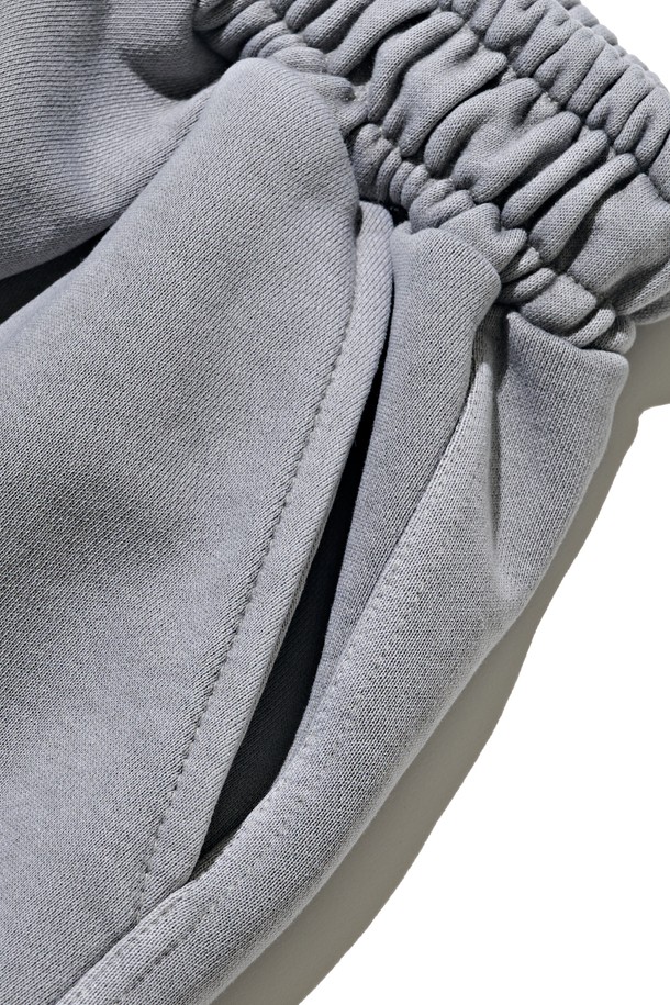 부드러운 면 소재로 제작되어 편안한 착용감을 선사하는 피그먼트 와이드 스트링 팬츠입니다. 그레이 컬러의 베이직한 디자인으로, 캐주얼하고 미니멀한 스타일을 연출하기 좋습니다. 허리 부분의 스트링으로 사이즈 조절이 용이하며, 피그먼트 워싱 처리로 자연스러운 분위기를 더했습니다. 숏 기장과 와이드 핏으로 활동성이 뛰어나며, 봄, 여름, 가을 3계절 모두 활용 가능합니다. 여행룩, 산책룩 등 다양한 TPO에 매치하여 편안하면서도 스타일리시한 룩을 완성해 보세요.
