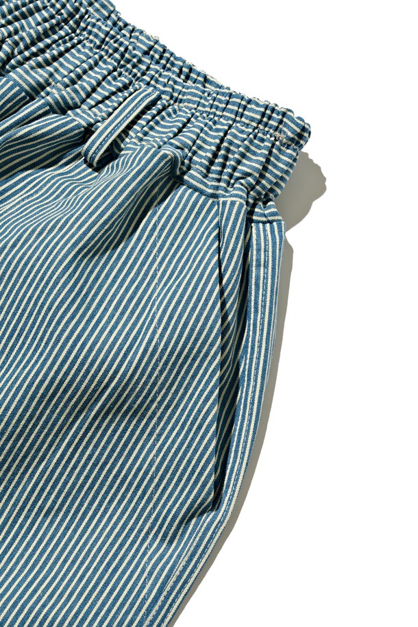 시원한 블루 컬러의 스트라이프 퍼티그 벌룬 팬츠입니다. 면과 스판덱스 혼방 소재로 제작되어 쾌적한 착용감과 유연한 활동성을 제공합니다. 허리 스트링과 퍼티그 포켓 디테일이 돋보이며, 벌룬핏 디자인으로 트렌디한 스트릿, 캐주얼 스타일을 연출하기 좋습니다. 동네 마실룩이나 여행룩에 편안하게 매치하여 개성 있는 스타일을 완성해 보세요.
