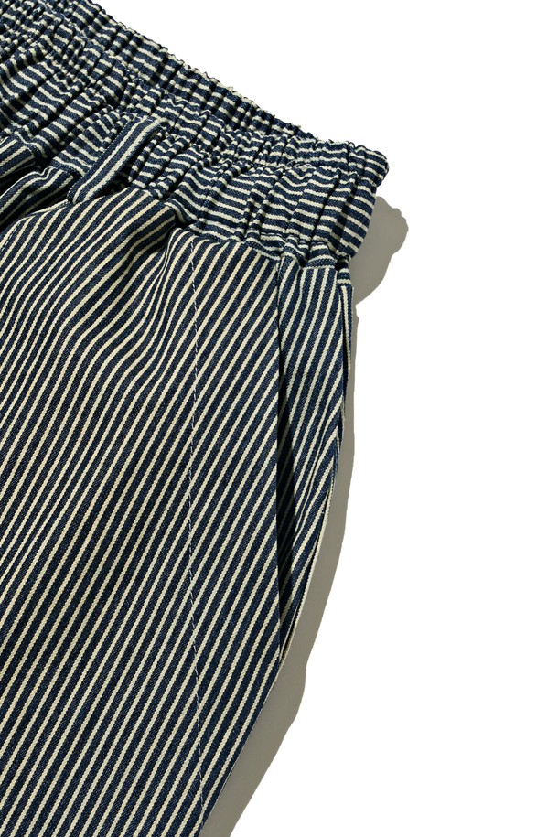 네이비 컬러의 스트라이프 퍼티그 벌룬 팬츠는 캐주얼, 스트릿, 미니멀 스타일을 즐겨 입는 분들을 위한 아이템입니다. 면과 스판덱스 혼방 소재로 제작되어 부드러운 촉감과 편안한 착용감을 선사하며, 봄, 여름 시즌에 적합합니다. 루즈핏에 얇은 두께감으로 시원하게 입을 수 있으며, 허리 스트링과 퍼티그 포켓 디테일이 돋보입니다. 입체적인 벌룬 실루엣과 스트라이프 패턴이 트렌디한 무드를 더해 동네 마실룩이나 여행룩에 활용하기 좋습니다.
