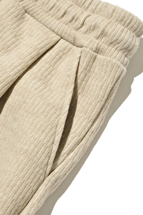 부드러운 촉감의 울 와이드 벌룬 팬츠 (베이지)입니다. 캐주얼부터 포멀까지 다양한 스타일을 소화하며, 가을과 겨울에 따뜻하게 착용할 수 있습니다. 넉넉한 루즈핏과 벌룬 실루엣으로 편안함은 물론, 세련된 무드를 연출합니다. 밴딩 허리와 스트링 디테일로 활동성을 더했으며, 출근룩, 겨울 데일리룩, 모임룩 등 TPO에 맞춰 활용하기 좋습니다. 클래식, 미니멀, 캐주얼 스타일을 즐겨 입는 분들께 추천합니다.
