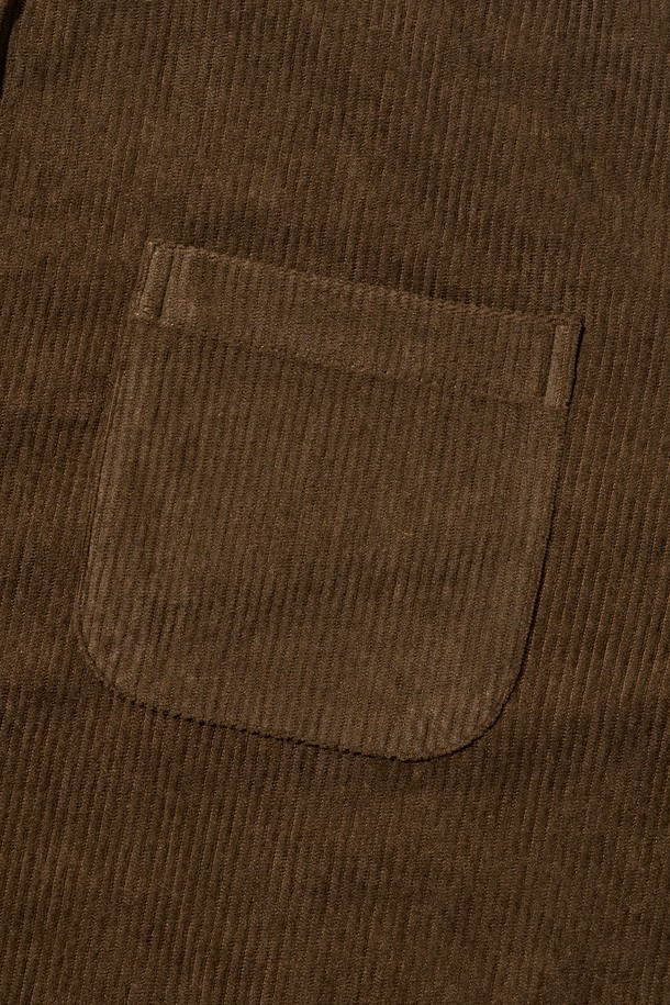 클래식한 멋을 담은 브라운 컬러의 코듀로이 세미 셔츠입니다. 부드러운 촉감의 두꺼운 코듀로이 소재로 제작되어 가을과 겨울에 따뜻하게 착용하기 좋습니다. 넉넉한 오버핏으로 편안한 착용감을 선사하며, 카라 디자인과 포켓 디테일이 클래식한 무드를 더합니다. 출근룩, 미니멀, 캐주얼 스타일 모두 소화 가능한 활용도 높은 아이템입니다.
