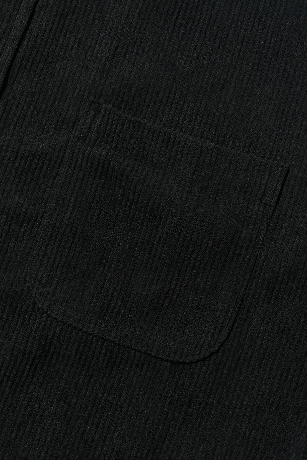 블랙 컬러의 클래식 코듀로이 세미 셔츠입니다. 부드러운 촉감의 코듀로이 소재로 제작되어 가을과 겨울에 따뜻하게 착용할 수 있습니다. 레귤러핏과 레귤러 기장으로 편안한 착용감을 선사하며, 버튼다운 디자인과 카라 디테일이 클래식한 분위기를 더합니다. 출근룩, 비즈니스 캐주얼, 모임룩 등 다양한 TPO에 활용 가능하며, 미니멀하고 베이직한 스타일을 연출하기 좋습니다. 무지 패턴으로 어떤 하의와도 쉽게 매치하여 스타일리시한 룩을 완성해보세요.
