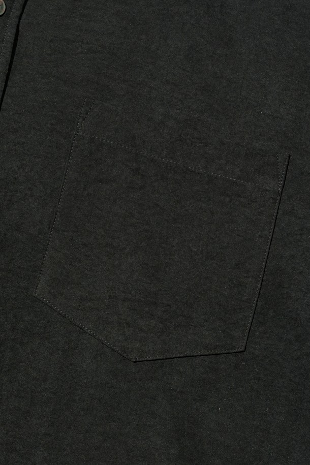 부드러운 스웨이드 소재로 제작된 블랙 컬러의 루즈핏 셔츠입니다. 봄, 가을에 어울리는 얇은 두께감과 긴 소매 기장으로 간절기 날씨에 적합합니다. 차이나 칼라 디자인과 버튼 여밈 방식으로 클래식하면서도 캐주얼한 스타일을 연출합니다. 베이직하고 미니멀한 무드로 다양한 룩에 활용하기 좋으며, 편안한 착용감을 선사합니다. 데일리룩으로 활용하기 좋은 아이템입니다.
