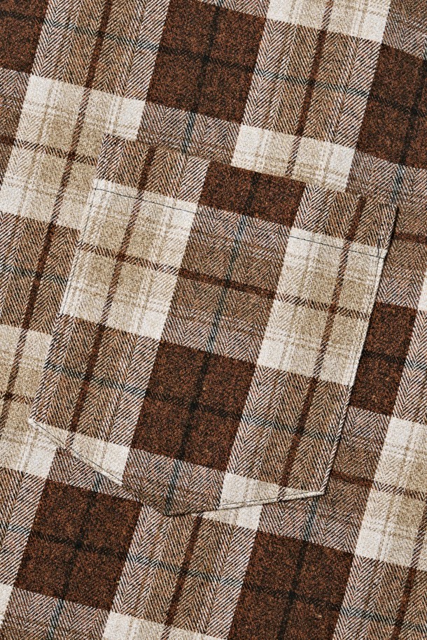 웨스턴 프라임 체크셔츠 (브라운)는 남성용 상의로, 가을과 겨울에 착용하기 좋은 두꺼운 면 소재의 긴소매 셔츠입니다. 차이나칼라와 버튼다운 디자인이 특징이며, 캐주얼하고 베이직한, 그리고 클래식한 스타일을 연출합니다. 레귤러핏으로 제작되었으며, 웨스턴 스타일의 체크 패턴이 돋보입니다. 일상에서 편안하게 착용하기 좋은 아이템으로, 미니멀한 스타일을 선호하는 분들께도 추천합니다.
