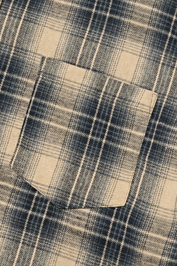 포켓 세미 오버 체크셔츠 (블루)는 캐주얼, 클래식, 미니멀 스타일을 추구하는 남녀 모두에게 어울리는 상의입니다. 봄, 가을에 적합하며, 부드러운 면 소재로 제작되어 편안한 착용감을 선사합니다. 오버핏 디자인에 긴 소매 기장과 카라넥, 체크 패턴이 특징이며, 포켓 디테일로 실용성을 더했습니다. 데이트룩, 봄 소풍룩 등 다양한 TPO에 매치하여 멋스러운 스타일을 연출할 수 있습니다. 
