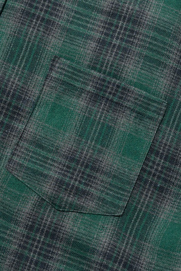 **포켓 세미 오버 체크셔츠 (그린)**는 남녀 모두 착용 가능한 캐주얼 스타일의 면 소재 셔츠입니다. 봄, 가을에 적합하며, 오버핏으로 편안한 착용감을 선사합니다. 그린 컬러의 체크 패턴이 돋보이며, 카라 디자인과 긴 소매 기장으로 클래식한 느낌을 더했습니다. 가슴 부분 포켓 디테일이 있어 실용성을 높였으며, 부드러운 촉감으로 편안하게 착용할 수 있습니다. 일상 속에서 베이직하면서도 멋스러운 스타일을 연출해보세요.
