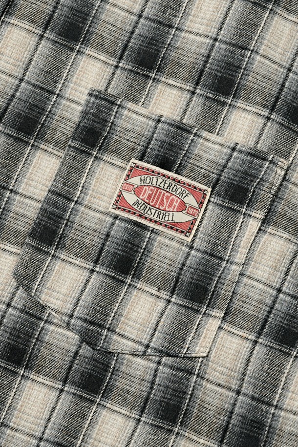 블랙 컬러의 라벨패치 플란넬 체크 셔츠입니다. 면과 플란넬 소재의 혼방으로 제작되어 부드러운 촉감을 선사하며, 가을과 겨울에 따뜻하게 착용하기 좋습니다. 차이나 칼라와 레귤러핏 디자인으로 캐주얼하고 베이직한 스타일을 연출합니다. 긴 소매와 두꺼운 두께감으로 보온성을 높였으며, 라벨패치 디테일이 돋보입니다. 체크 패턴이 돋보이는 이 셔츠는 일상복으로 활용하기 좋습니다.
