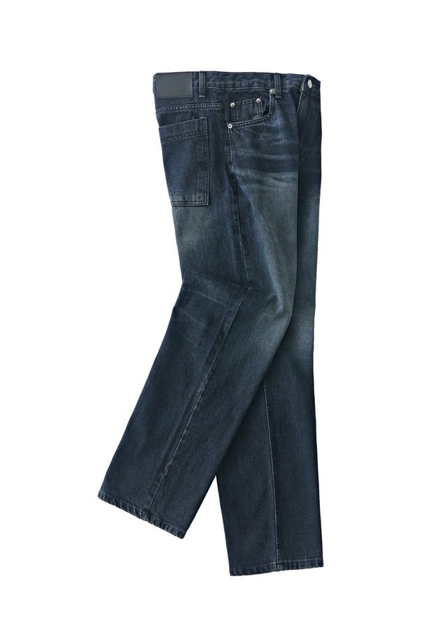 크래크 워싱 세미 와이드 데님 (진청)은 베이직하고 캐주얼한 스타일을 선호하는 분들을 위한 데님 팬츠입니다. 자연스러운 실루엣을 연출하며, 봄, 여름, 가을 세 계절 모두 활용 가능합니다. 진청 컬러에 크래크 워싱 디테일이 더해져 빈티지한 무드를 자아냅니다. 부드러운 촉감의 데님 소재로 편안하게 착용할 수 있으며, 동네 마실룩이나 쇼핑룩 등 편안한 일상에 잘 어울립니다. 세미 와이드 핏과 스트레이트 핏으로 제작되어 캐주얼하고 미니멀한 스타일을 연출하기 좋습니다.
