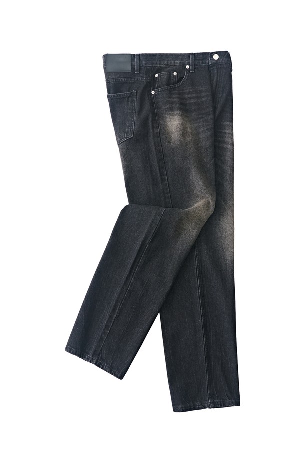 세미 와이드 핏의 스트릿 데님 팬츠입니다. 뻣뻣한 촉감의 두꺼운 데님 소재로 제작되어 빈티지한 스타일을 연출합니다. 무지 디자인과 스트레이트 핏으로 어떤 상의에도 잘 어울립니다. 일상복으로 활용하기 좋으며, 캐주얼, 클래식, 미니멀 스타일을 즐겨 입는 분들께 추천합니다. 워싱 가공으로 자연스러운 멋을 더했습니다.
