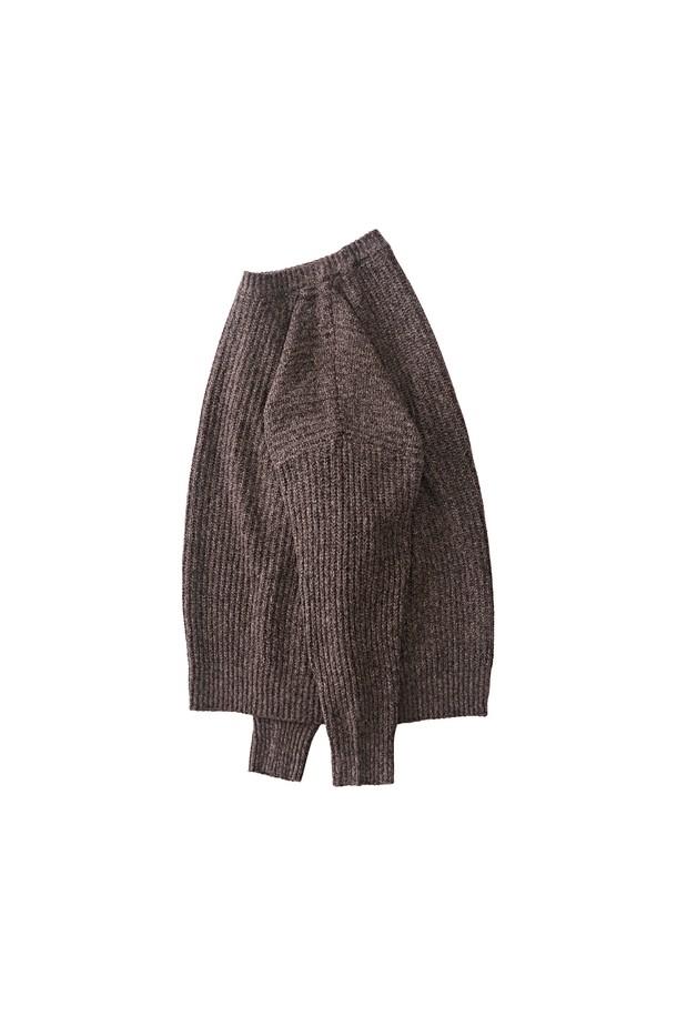 보카시 블렌드 라운드 니트 (브라운)는 부드러운 촉감의 비스코스, 폴리에스테르 혼방 소재로 제작되어 가을, 겨울 시즌에 적합합니다. 레귤러 핏에 라운드넥 디자인으로, 베이직하고 미니멀한 스타일을 연출합니다. 보카시 패턴과 골지 디테일이 어우러져 세련된 느낌을 더하며, 긴 소매와 중간 두께감으로 간절기부터 한겨울까지 따뜻하게 착용할 수 있습니다. 신축성이 있어 편안한 착용감을 제공하며, 단독 또는 레이어드하여 다양한 데일리룩을 연출하기 좋습니다. 특히 겨울 데일리룩에 활용하기 좋은 아이템입니다.
