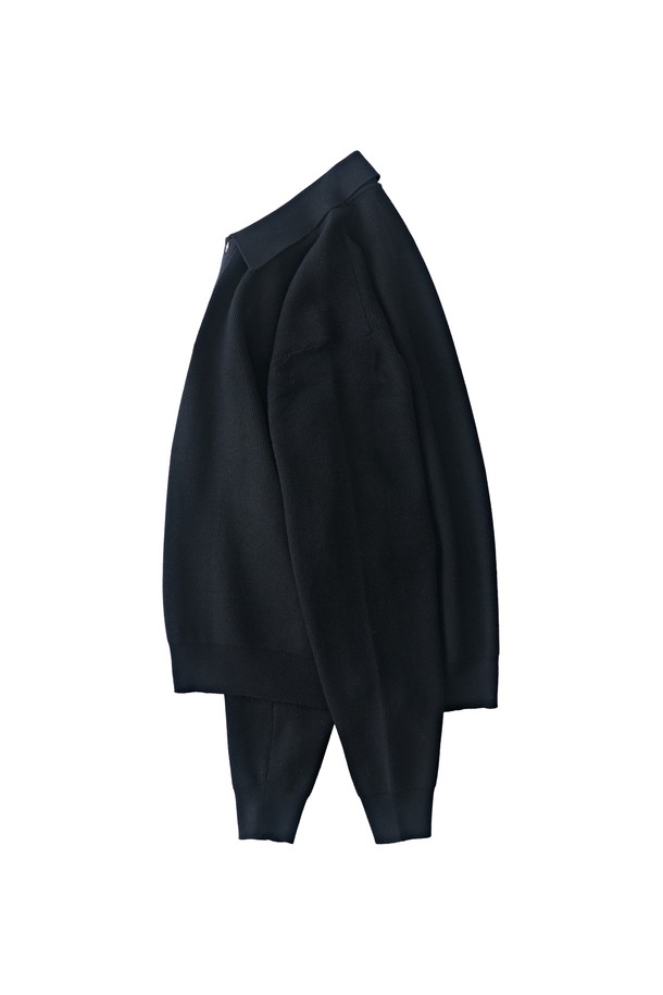 **하찌 버튼업 카라 니트 (블랙)**

부드러운 촉감과 은은한 하찌 패턴이 돋보이는 블랙 컬러의 카라 니트입니다. 봄, 가을 시즌에 활용하기 좋은 중간 두께감으로, 레이온, 나일론, 스판덱스 혼방 소재로 제작되어 편안한 착용감을 선사합니다. 루즈핏으로 활동성을 높였으며, 버튼업 디자인과 긴 소매 기장으로 다양한 스타일 연출이 가능합니다. 미니멀, 베이직한 디자인으로 데이트룩, 카페룩 등 어떤 TPO에도 잘 어울립니다.
