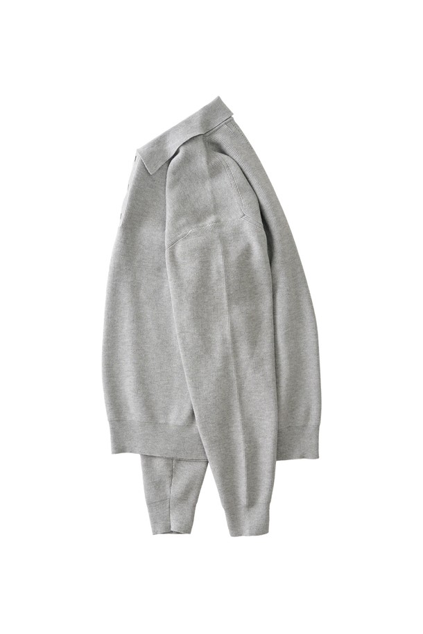 부드러운 울 소재의 하찌 짜임으로 포근함을 더한 그레이 컬러의 버튼업 카라 니트입니다. 가을, 겨울 시즌에 어울리는 두꺼운 두께감으로 따뜻하게 착용 가능하며, 레귤러 핏으로 편안한 착용감을 선사합니다. 캐주얼 및 클래식 스타일 모두 소화 가능한 베이직한 디자인으로, 출근룩이나 모임룩 등 다양한 TPO에 활용하기 좋습니다. 버튼 디테일이 포인트로, 미니멀한 무드를 연출합니다. 긴 소매 기장과 카라 디자인으로 세련된 느낌을 더했습니다.
