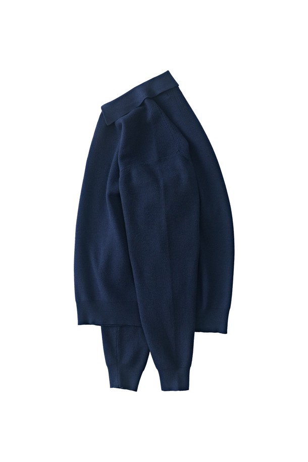 네이비 컬러의 하찌 버튼업 카라 니트입니다. 레이온, 나일론, 스판덱스 혼방 소재로 제작되어 부드러운 촉감과 신축성을 제공합니다. 루즈핏과 세미오버핏으로 편안하게 착용 가능하며, 봄, 가을 시즌에 활용하기 좋습니다. 미니멀, 베이직 스타일로 데이트룩, 카페룩 등 다양한 TPO에 매치하기 용이합니다. 단독 또는 이너, 아우터로 활용하여 여러 스타일을 연출할 수 있습니다.
