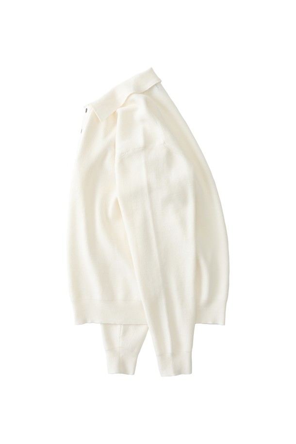 아이보리 컬러의 하찌 버튼업 카라 니트입니다. 부드러운 촉감의 니트 소재로 제작되어 봄, 가을 시즌에 착용하기 좋습니다. 베이직하고 클래식한 디자인으로 데이트룩, 모임룩, 미니멀, 캐주얼 등 다양한 스타일 연출에 활용할 수 있습니다. 레귤러핏에 긴 소매 기장으로 편안하게 착용 가능하며, 카라넥과 버튼 디테일이 포인트입니다. 중간 두께감으로 간절기 날씨에 적합하며, 활용도 높은 여성 상의입니다.
