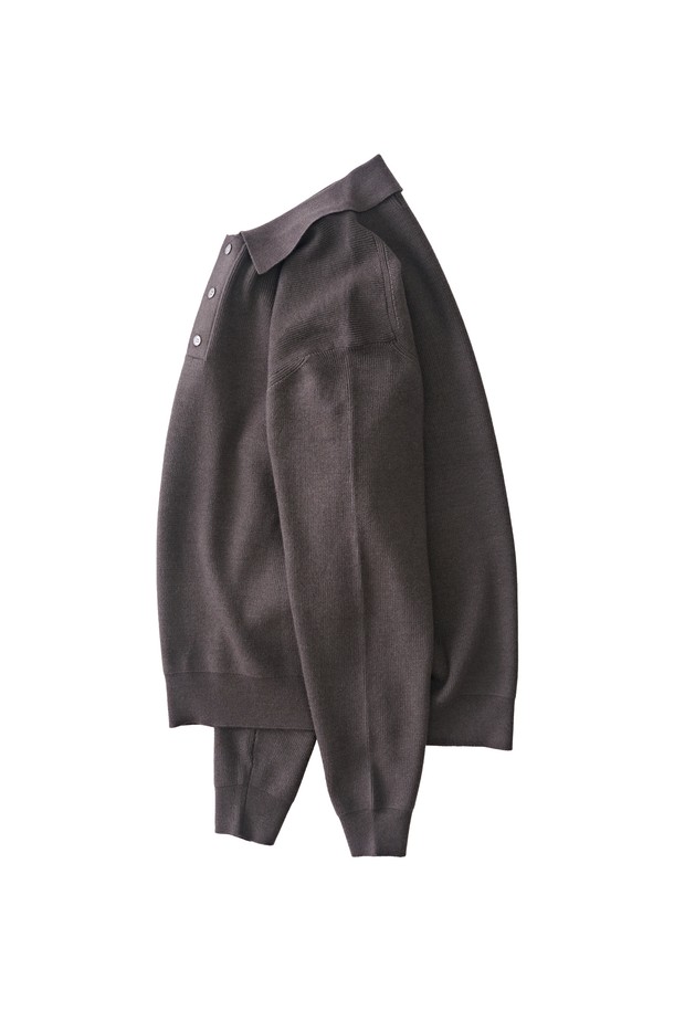 차분한 분위기의 차콜 컬러가 돋보이는 하찌 버튼업 카라 니트입니다. 울과 아크릴 혼방 소재로 제작되어 부드러운 촉감과 따뜻함을 선사하며, 가을과 겨울에 활용하기 좋습니다. 베이직하고 캐주얼한 스타일로 다양한 룩에 매치하기 좋으며, 레귤러 핏과 긴 소매 기장으로 편안함을 더했습니다. 하찌 조직과 버튼 디테일이 포인트로, 밋밋함을 덜어 세련된 느낌을 줍니다.
