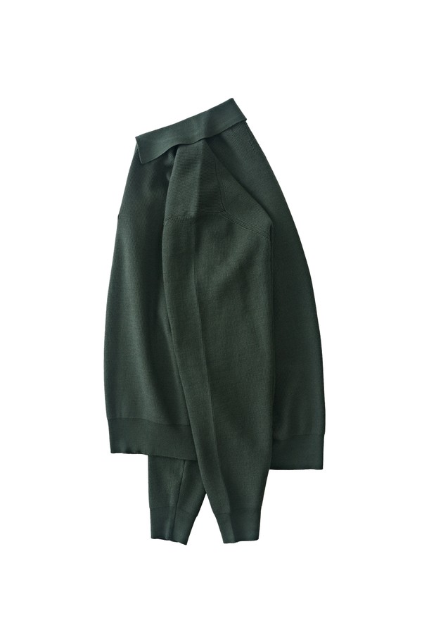 따뜻하고 포근한 분위기의 하찌 버튼업 카라 니트 (카키)입니다. 가을, 겨울 시즌 데일리룩에 활용하기 좋은 베이직하고 캐주얼한 스타일의 니트입니다. 부드러운 촉감의 두꺼운 하찌 니트 소재로 제작되어 보온성을 높였습니다. 넉넉한 레귤러핏에 카라 디자인과 버튼업 디테일이 더해져 클래식하고 미니멀한 무드를 연출합니다. 긴 소매 기장과 크롭 기장으로 다양한 하의와 매치하여 개성 있는 스타일을 완성할 수 있습니다.
