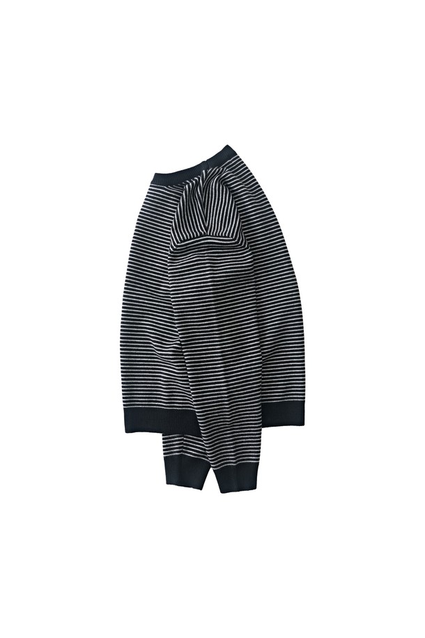 블랙 컬러의 스트라이프 라운드 웜 니트입니다. 모달, 폴리에스테르, 아크릴 혼방 소재로 제작되어 부드러운 촉감과 편안한 착용감을 제공합니다. 가을, 겨울철 데일리룩에 활용하기 좋으며, 캐주얼, 미니멀, 클래식 스타일 연출에 적합합니다. 레귤러핏 라운드넥 디자인에 긴 소매 기장으로, 단독 또는 아우터 이너로 활용하여 다양한 스타일을 연출할 수 있습니다. 중간 두께감으로 간절기부터 겨울까지 따뜻하게 착용 가능하며, 내구성이 좋아 오랫동안 즐겨 입을 수 있습니다.
