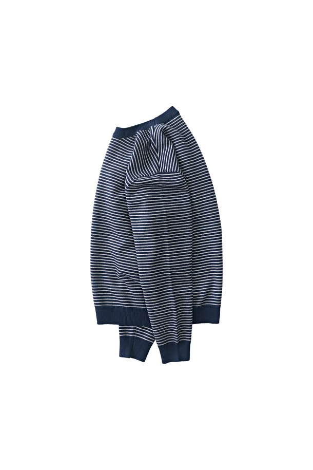 네이비 컬러의 스트라이프 라운드 웜 니트입니다. 쌀쌀한 가을, 겨울철 데일리룩에 활용하기 좋은 캐주얼하고 베이직한 스타일의 제품입니다. 부드러운 니트 소재로 제작되었으며, 두꺼운 두께감으로 따뜻하게 착용할 수 있습니다. 레귤러핏에 긴 소매, 라운드넥 디자인으로 편안한 착용감을 제공합니다. 크롭 기장과 스트라이프 패턴이 특징이며, 다양한 하의와 매치하여 클래식하고 미니멀한 룩을 연출할 수 있습니다.
