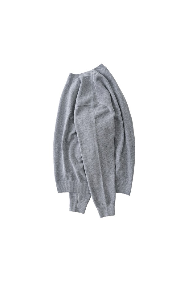 부드러운 촉감이 돋보이는 벨로아 클래식 라운드 니트 (그레이)입니다. 모달, 폴리에스테르, 아크릴 혼방 소재로 제작되어 가볍고 편안한 착용감을 선사합니다. 릴랙스 핏과 라운드넥 디자인으로 일상 속 편안함을 더하며, 가을, 겨울 시즌 데일리룩에 활용하기 좋습니다. 베이직하고 클래식한 스타일로 다양한 하의와 매치하여 미니멀하고 세련된 룩을 연출해보세요. 심플한 디자인과 클린한 실루엣으로 어떤 스타일에도 잘 어울립니다.
