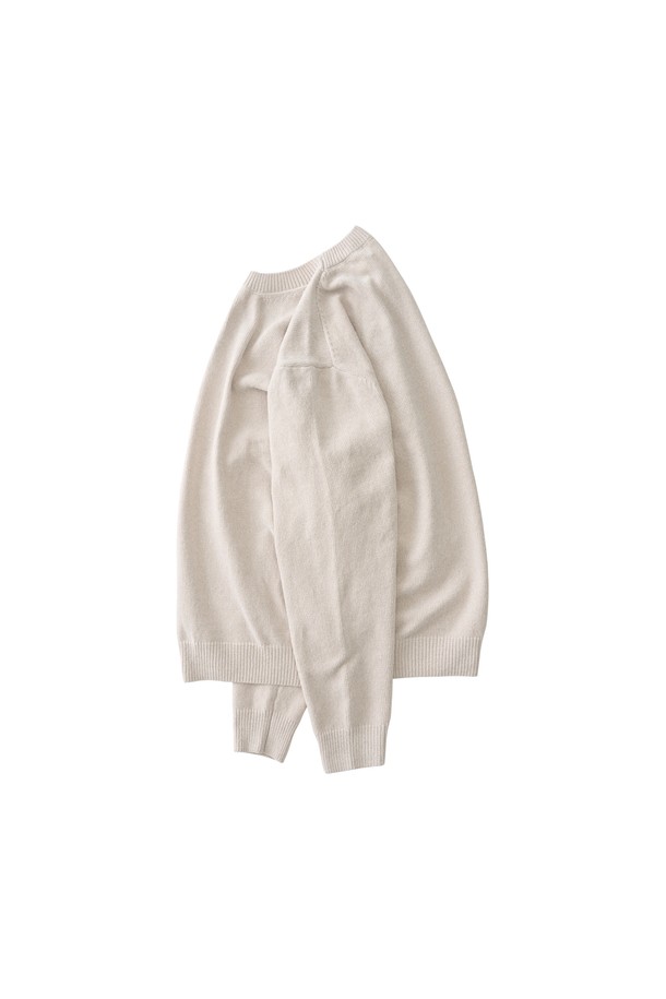 벨로아 클래식 라운드 니트 (오트밀)는 부드러운 촉감의 벨로아 원단을 사용하여 포근함을 선사하는 겨울철 데일리룩을 위한 니트입니다. 클래식하고 미니멀한 스타일을 연출하며, 라운드 넥과 레귤러핏으로 편안하게 착용할 수 있습니다. 면, 울, 나일론, 레이온, 폴리에스테르, 아크릴 등 다양한 소재가 혼방되어 보온성을 높였습니다. 오트밀 컬러의 무지 디자인으로 어떤 옷에도 쉽게 매치할 수 있으며, 두꺼운 두께감으로 따뜻하게 착용 가능합니다. 긴 소매 기장의 레귤러 기장 니트입니다.
