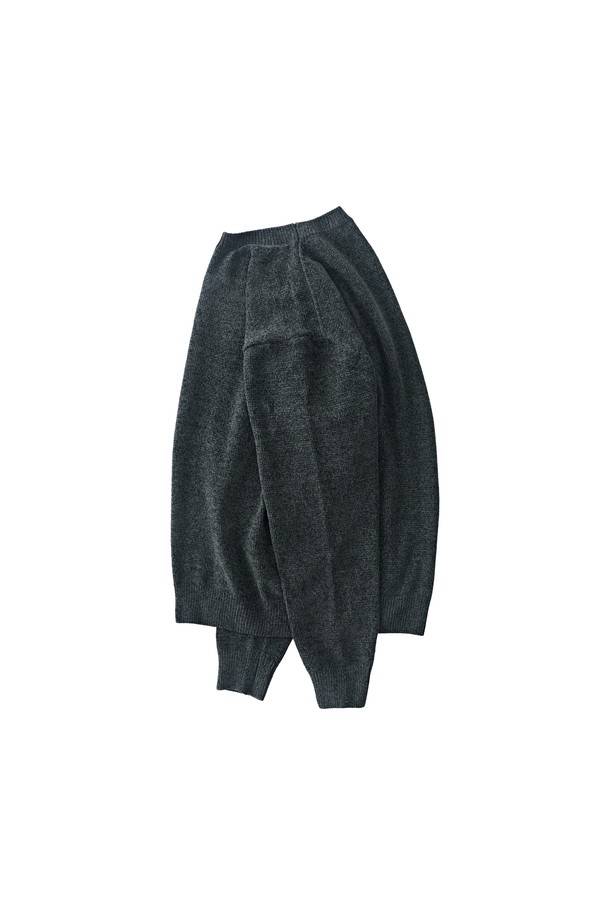 차분하고 세련된 무드의 벨로아 클래식 라운드 니트 (차콜)입니다. 부드러운 벨로아 소재로 제작되어 포근하고 고급스러운 촉감을 선사하며, 가을/겨울 시즌에 따뜻하게 착용하기 좋습니다. 레귤러 핏과 라운드넥 디자인으로 어떤 스타일에도 잘 어울리며, 베이직하고 클래식한 매력을 더합니다. 특히, 겨울 데일리룩에 활용하기 좋은 아이템입니다.
