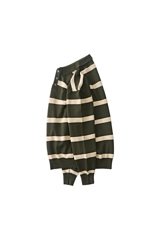 모던한 감각의 카키 컬러 단가라 스트라이프 니트입니다. 부드러운 촉감의 니트 소재로 제작되어 가을, 겨울철 따뜻하게 착용하기 좋습니다. 레귤러 핏에 폴로넥 디자인으로 캐주얼하면서도 클래식한 분위기를 연출하며, 출근룩과 모임룩 모두 활용 가능합니다. 골지 디테일이 더해져 밋밋함을 덜고 스타일리시함을 더했습니다. 긴 소매 기장으로 간절기부터 한겨울까지 폭넓게 활용할 수 있는 아이템입니다.
