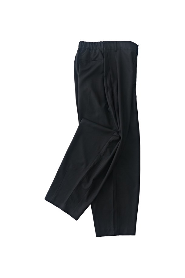 울 블랜드 벌룬 슬랙스는 울 혼방 소재로 제작되어 부드러운 촉감을 선사하며, 사계절 내내 활용하기 좋습니다. 허리부터 밑단까지 여유 있는 루즈핏 와이드 실루엣으로 편안하면서도 세련된 스타일을 연출합니다. 블랙 컬러의 무지 디자인은 베이직하고 미니멀한 무드를 더해 다양한 상의와 매치하기 용이합니다. 오피스룩, 비즈니스 캐주얼, 모임룩 등 TPO에 구애받지 않고 클래식, 미니멀, 시크한 스타일을 완성할 수 있습니다.
