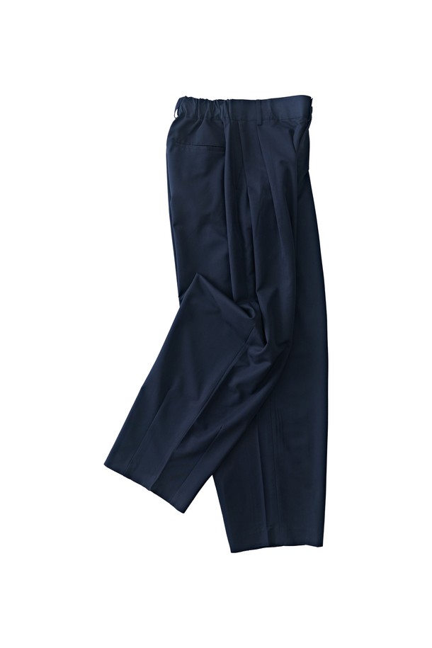 네이비 컬러의 울 블랜드 벌룬 슬랙스는 가을, 겨울 시즌의 클래식한 무드를 연출해 줍니다. 넉넉한 루즈핏과 벌룬핏 디자인으로 편안하면서도 스타일리시한 핏을 제공합니다. 두꺼운 울 소재로 제작되어 보온성이 뛰어나며, 데일리룩과 출근룩, 비즈니스 캐주얼 스타일 모두 소화 가능합니다. 미니멀한 디자인으로 다양한 상의와 매치하기 용이하며, 유행을 타지 않는 클래식한 매력을 선사합니다.
