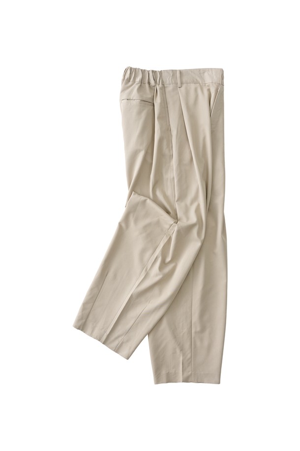 베이직한 디자인으로 데일리하게 즐겨 입기 좋은 울 블랜드 벌룬 슬랙스입니다. 부드러운 촉감의 울(4%) 혼방 소재로 제작되어 편안한 착용감을 선사하며, 자연스러운 드레이프성이 특징입니다. 텍스타일 60%, 레이온 34%, 스판덱스 2%의 혼용률로 제작되어 활동성을 높였습니다. 넉넉한 와이드 핏과 롱 기장으로 트렌디한 스타일을 연출하며, 미니멀, 클래식, 시크 스타일을 즐겨 입는 여성분들께 추천합니다. 출근룩과 오피스룩에 활용하기 좋은 베이직 슬랙스입니다.
