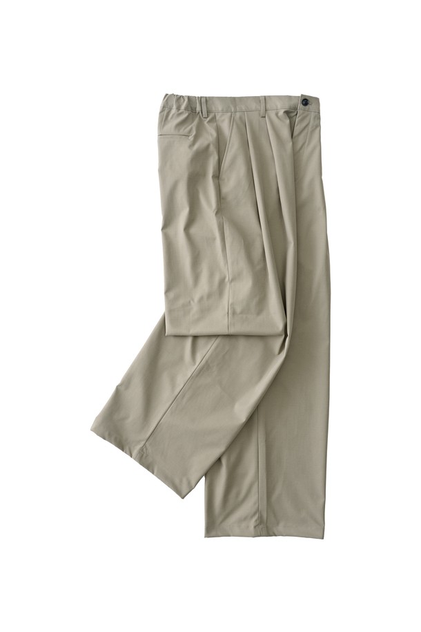 부드러운 면 소재로 제작되어 편안한 착용감을 선사하는 코튼 핀턱 밴딩 슬랙스 (카키)입니다. 봄, 여름, 가을 시즌에 활용하기 좋은 얇은 두께감으로, 레귤러핏 디자인이 깔끔한 실루엣을 연출합니다. 핀턱 디테일이 더해져 베이직하면서도 미니멀한 스타일을 완성하며, 밴딩 처리로 편안함을 더했습니다. 출근룩 또는 비즈니스 캐주얼에 활용하여 미니멀, 클래식, 캐주얼한 무드를 연출해보세요. 남녀 모두 착용 가능하며, 일상에서 폭넓게 활용할 수 있습니다.
