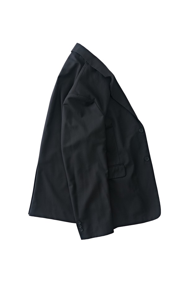 빅대디 오버사이즈 블레이저 (블랙)는 일상과 포멀한 자리 모두에 어울리는 클래식 스타일의 블레이저입니다. 부드러운 촉감의 폴리에스테르와 레이온 혼방 소재로 제작되었으며, 오버핏 실루엣과 싱글 버튼 여밈으로 편안하면서도 세련된 분위기를 연출합니다. 테일러드 칼라와 내추럴 숄더라인, 소프트 실루엣이 특징이며 FREE 사이즈로 폭넓은 체형에 적합합니다. 오피스룩, 비즈니스 캐주얼, 모임룩 등 다양한 TPO에 활용하여 미니멀하고 시크한 스타일을 완성해보세요. 긴 소매 기장으로 간절기에도 유용하게 착용할 수 있습니다.
