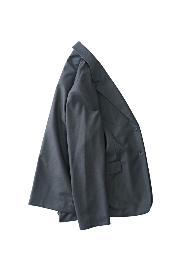 빅대디 오버사이즈 블레이저 (차콜)는 클래식한 무드의 오버핏 블레이저입니다. 차콜 컬러의 무지 디자인으로, 일상과 포멀한 자리 모두 잘 어울립니다. 부드러운 촉감의 폴리에스테르와 레이온 혼방 소재에 내추럴 숄더라인과 테일러드 칼라, 클린컷 디자인으로 세련됨을 더했습니다. 긴 소매 기장으로 제작되었으며, 오피스룩, 비즈니스 캐주얼, 모임룩 등 다양한 TPO에 활용할 수 있습니다. 미니멀하고 시크한 스타일을 연출하기에 좋습니다.
