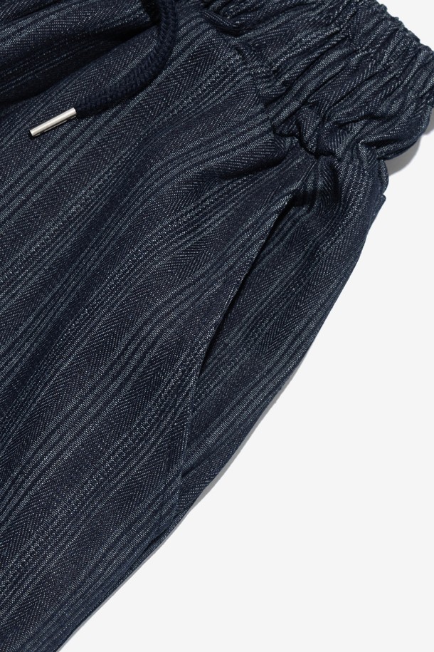 **HIGH-FLOW 스트라이프 벌룬 팬츠 (네이비)**는 캐주얼, 미니멀, 시티보이 스타일을 추구하는 남녀 모두를 위한 아이템입니다. 봄, 여름, 가을 시즌에 활용하기 좋으며, 여행룩이나 산책룩으로도 손색없습니다. 얇은 두께감과 루즈핏으로 편안함을 선사하며, 하이웨스트 디자인과 와이드한 실루엣이 돋보입니다. 네이비 컬러의 스트라이프 패턴이 시원하고 세련된 느낌을 주며, 밴딩 허리 디자인으로 활동성을 높였습니다. 넉넉한 배기핏으로 편안한 착용감을 느낄 수 있습니다.
