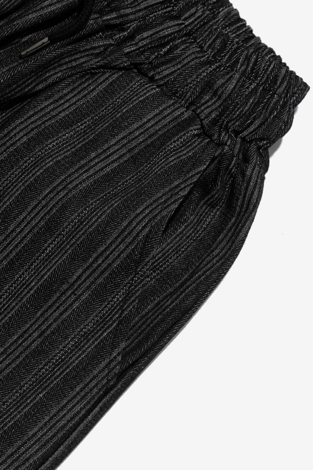 HIGH-FLOW (하이 플로우) 스트라이프 벌룬 팬츠 (블랙)는 캐주얼하고 미니멀한 스타일을 연출하기 좋은 바지입니다. 네이비와 블랙 두 가지 색상으로 출시되었으며, 봄, 여름, 가을, 겨울 사계절 내내 활용할 수 있습니다. 폴리에스터, 레이온, 스판덱스 혼방 소재로 제작되어 부드러운 촉감과 편안한 착용감을 제공합니다. 허리 스트링 디테일과 밴딩 처리로 활동성을 높였으며, 루즈핏 와이드 실루엣의 스트라이프 패턴이 특징입니다. 신축성이 있어 편안하게 움직일 수 있습니다.
