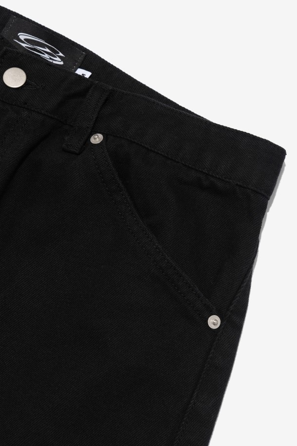 빈티지 코튼 와이드 커브드 데님 팬츠 (블랙)는 캐주얼과 클래식 스타일을 모두 아우르는 매력적인 데님 팬츠입니다. 넉넉한 루즈핏과 와이드한 실루엣이 편안하면서도 스타일리시한 착용감을 선사하며, 사계절 모두 활용 가능한 두꺼운 두께감으로 제작되었습니다. 워싱 디테일이 더해져 빈티지한 무드를 자아내며 여행룩으로도 손색없는 아이템입니다. 부드럽지 않고 뻣뻣한 데님 소재 특유의 견고함이 돋보이는 제품입니다. 블랙 컬러로 어떤 상의와도 쉽게 매치하여 다양한 스타일을 연출할 수 있습니다.
