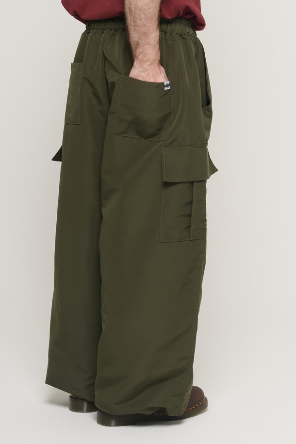 HEAVY FLOW 나일론 카고 와이드 팬츠 (KHAKI)는 캐주얼, 스트릿, 워크웨어 스타일을 아우르는 남성용 카고 팬츠입니다. 봄, 가을에 적합하며, 뻣뻣한 촉감의 나일론 소재로 제작되어 튼튼한 내구성을 자랑합니다. 넉넉한 루즈핏 와이드 디자인으로 편안한 착용감을 선사하며, 카고 포켓과 사이드 포켓으로 수납성을 높였습니다. 캠핑룩 연출에도 용이하며, 무지 디자인과 카키 컬러로 어떤 상의와도 쉽게 매치할 수 있습니다. 밴딩 처리된 허리 부분은 활동성을 더합니다.
